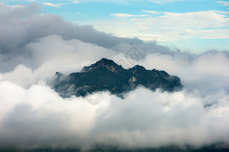 田园诗般的顶峰清晨美丽风景在日出时山上有雾白毛乌云轻地飘浮在端潘普梅摩兰邦泰国山上有雾清晨黎明背景图片