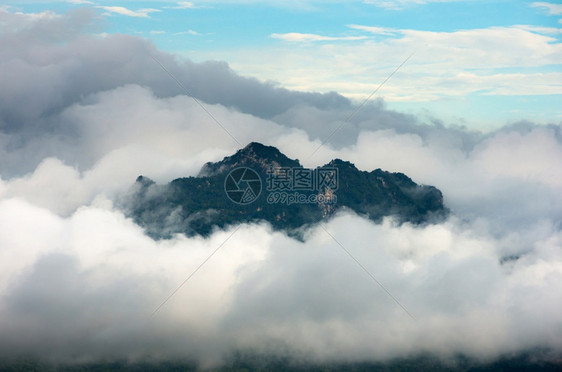 田园诗般的顶峰清晨美丽风景在日出时山上有雾白毛乌云轻地飘浮在端潘普梅摩兰邦泰国山上有雾清晨黎明图片