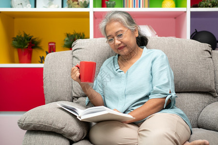 白种人肖像高级女读书享受和放松独自呆在家里享受退休和隔离时间祖父母照顾在家社交距离庆祝老人最喜欢的消遣成人图片