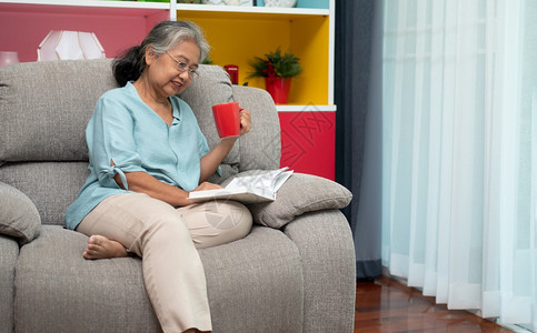高级女读书享受和放松独自呆在家里享受退休和隔离时间祖父母照顾在家社交距离庆祝老人最喜欢的消遣老休息在室内图片