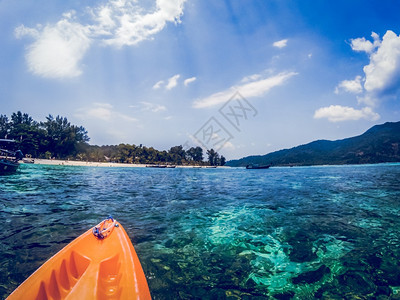 船旅行夏天水晶清澈热带域中的划艇向KoTarutoo公园的孤立海滩行驶图片