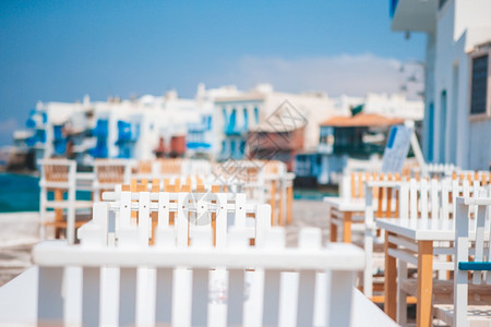 菜肴木制的希腊海岛夏季空荡的露天咖啡馆异国情调酒店夏季空荡的露天豪华餐厅用图片
