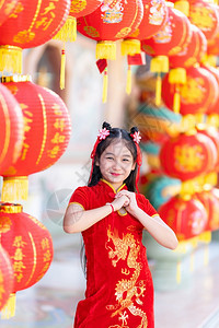 人小可爱亚洲女孩穿着传统的青相红纸灯上面写着中文字母上帝保佑是财富祝福的赞美中华新年奖章幸运之福快乐的微笑图片