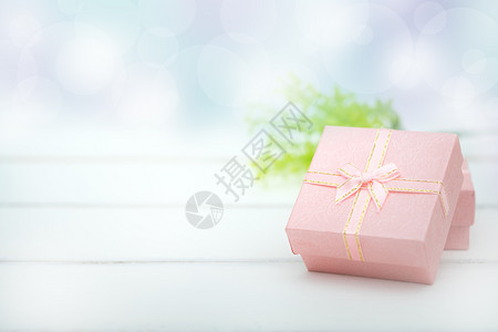 桌子情人节丝带白色背景的粉红礼品盒有季节圣诞快乐或新年的影印空间图片