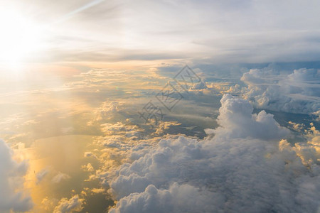 日出时白云和蓝天空从中窗口上方查看天空景观自然航图片