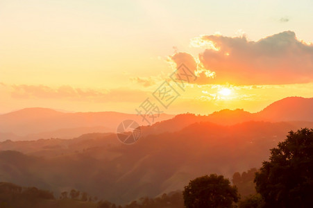 泰国冥想天空日落时极美的山景阳光照耀的太落在云和山脉之后积极情绪概念SoftFocus图片