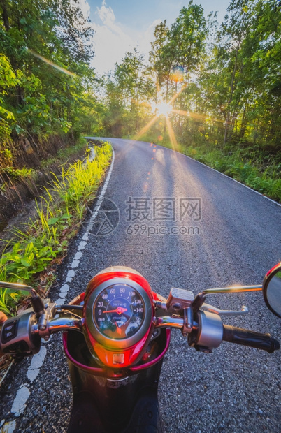 落下风景名胜乘坐在瀑布风景高速公路上的图片