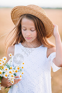 夏日可爱女孩的肖像小麦田中快乐的孩子穿着白衣戴草帽手拿着成熟小麦的美丽漂亮女孩童年粮食一种图片