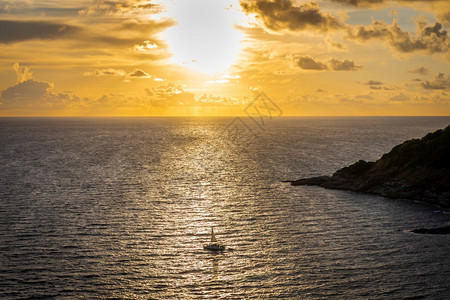 美丽的热带蓝色普罗莫瑟角日落山峰和海面与帆船相伴而来是一个受欢迎的旅游目地图片