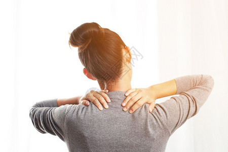痛苦肌肉抓住肩部疼痛是区域发生的疼痛这是肩部运动的结果肩部运动可能导致异常症状的而肩部移动图片