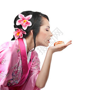 复制美丽的日本年轻女子手持寿司的肖像在白背景上穿传统喜莫诺服装广告空间12月4日脸本人图片