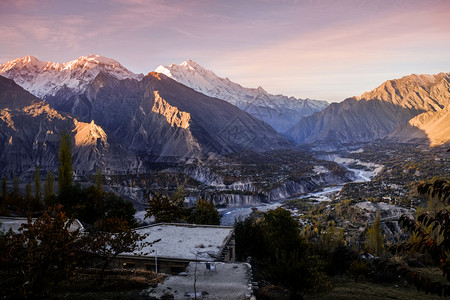 昆仑雪菊谷著名的黎明在巴基斯坦GilgitBaltistanGilgitBaltistan秋天Hunza河和森林树木的景象巴基斯坦Kar背景