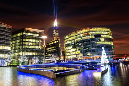 伦敦大英国2015年月日205年硬建筑新年树夏夜的光秀天空剧院是利用信标烟雾机LED面板和大楼顶部的投影来创建一月天际线项目图片