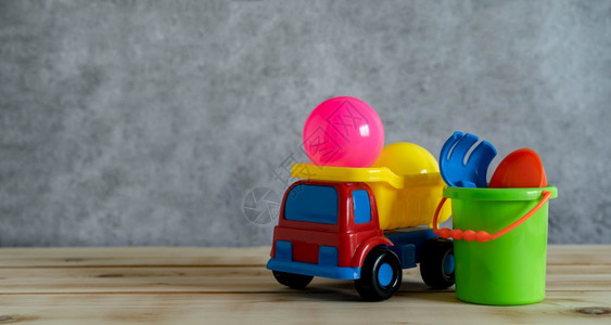 粉彩旅行设计背景概念的贴近装饰儿童玩具开发装饰小玩具目标附件婴儿与现代办公桌旁的儿童玩沙子游戏Grey水泥壁纸办公桌复制图片