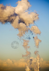环境的汽由以下燃煤发电站在空气中形成大云层烧伤图片