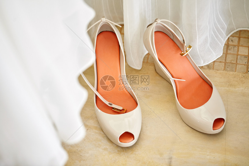 魅力四射优雅的美丽女泵鞋橙红色的内溶胶上观与部分白布在前景模糊脚丫子图片