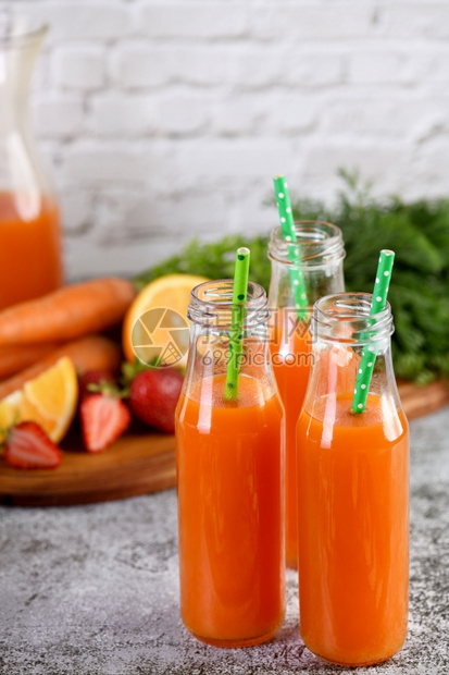 重量脱毒饮料新鲜制成胡萝卜草莓橙汁为监测健康的人花蜜服务图片