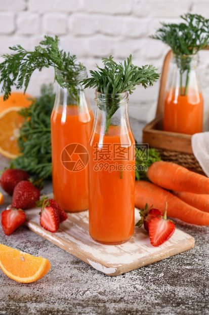 脱毒饮料新鲜制成胡萝卜草莓橙汁为监测健康的人有机品尝生图片