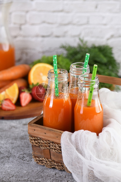 橙子复习脱毒饮料新鲜制成胡萝卜草莓橙汁为监测健康的人搅拌图片