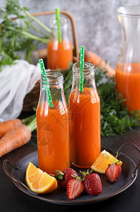 复习糊涂有机的脱毒饮料新鲜制成胡萝卜草莓橙汁为监测健康的人图片