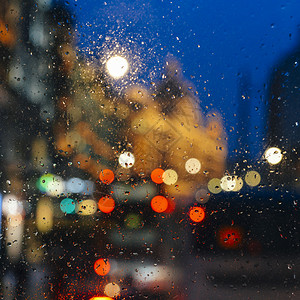 伦敦街道雨情绪忧郁的抽象背景与散焦的灯光景在英国伦敦窗玻璃的雨滴后面由于景深较浅专注于几滴在英国伦敦散焦的灯光景情感忧郁抽象背景在窗玻璃的背景