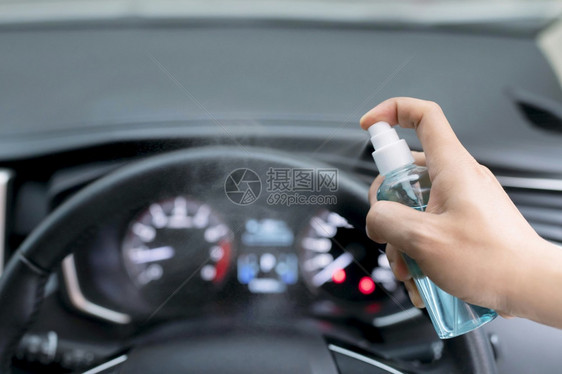 车轮清洁汽内部和喷洒酒精人手在方向盘上注射消毒液喷雾细菌或污染防止感Covid19消剂疾图片
