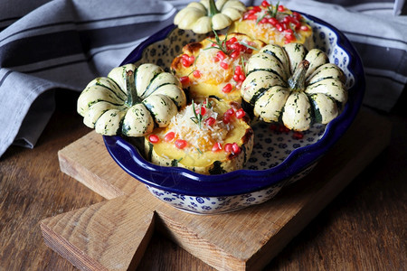 胡椒蔬菜焗南瓜烩饭放在空心南瓜中烤配奶酪和石榴籽选择焦点南瓜烩饭放在空心南瓜中图片