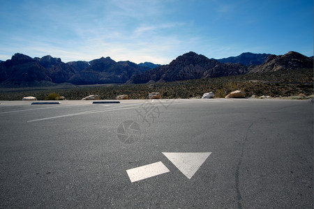 天空内华达州莫哈韦沙漠空停车场方向箭白色的垃圾摇滚图片