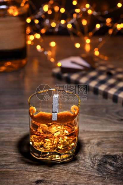 玻璃小酒杯包括DryGinAmaro加固的美酒Mistel香苦味和装饰的胡须橙皮晚餐图片