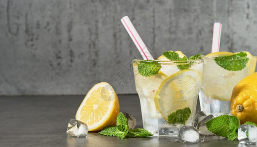 液体灰色的透明冷天然饮料有薄荷冰和柠檬wedges饮料概念闭合选择焦点中灰色底等以及图片