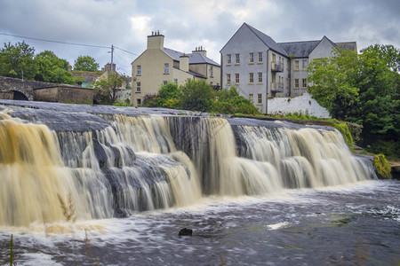 户外爱尔兰CoClareEnnistymon小城镇的瀑布娱乐假期图片