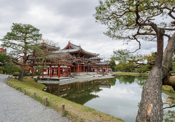 日本京都道府Uji市佛教寺庙拜多仁的凤凰殿堂美丽建筑图案于日本京都县Uji市池塘文化目的地图片