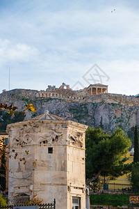 历史的雅典卫城天气罗曼阿戈拉和亚克洛波利斯的风之神塔在冬季下午拍摄的背景镜头中图片