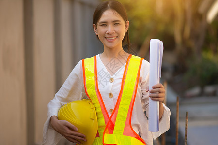 决心检查员持有蓝图建筑工程的女场员硬帽安全诉讼专业知识图片