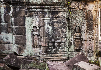 亚洲在吴哥瓦克斯阿附近古老的柏威汗寺庙一个水井上有两小块妇女雕刻在假石窗旁世纪头图片
