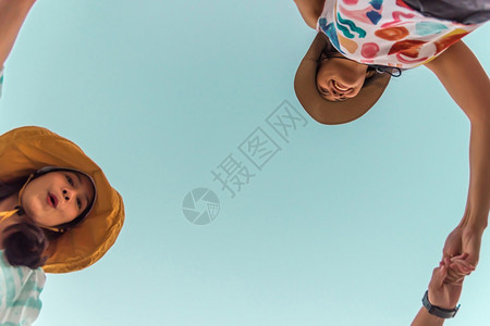 相机3名亚洲女低角度视野可爱三个亚洲女低角度视握手圈环绕着连续镜头在下面拍摄概念旅行快乐和有趣的生活方式友谊PastelVest图片