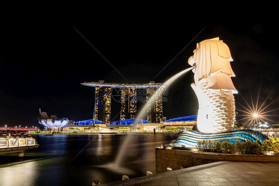 天际线新加坡2019年8月3日晚夜城市观景在夏纳波尔码头的Landmark与美利昂雕像喷泉一起在美里翁公园被看成是斯加博最著名的图片