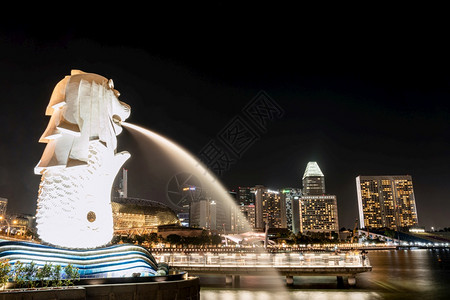 新加坡2019年8月3日晚夜城市观景在夏纳波尔码头的Landmark与美利昂雕像喷泉一起在美里翁公园被看成是斯加博最著名的旅游景图片