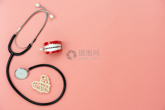 技术诊所表格顶端的航空图象显示健康保附件医疗背景红心假形和粉色纸上带有基本物品的粉红色心脏假体Flat为住院牙医生治疗病人设计的图片