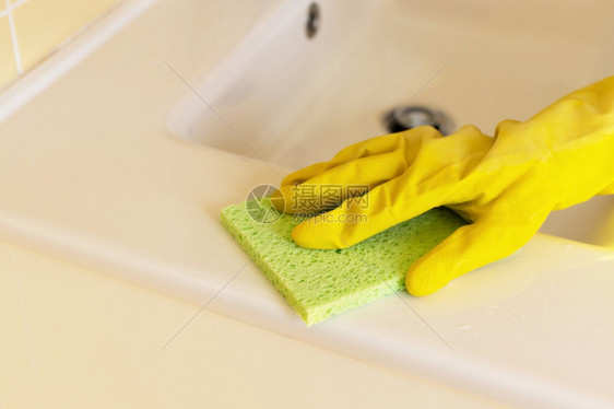 使用黄色橡胶手套和绿海绵的洗手池和冲水槽用涤剂浇黄橡胶手套和绿海绵清洗厕所洁卫生方法服务房间面目全非龙头图片