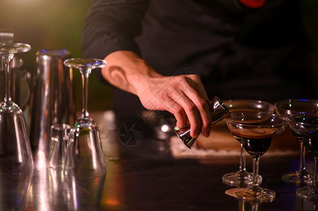特紧的酒保手在喝葡萄酒杯时准备新鲜果汁鸡尾酒在夜吧俱乐部用冰加反对占领和人们的生活方式概念外门和夜店背景大都会柜台降低图片