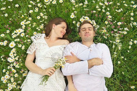 蓝色的幸福情侣躺在一个卡莫米尔花朵浪漫情感和爱的场景中瓜拉纳皮开花图片