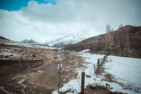 气候包围摩洛哥海图地集高山脉的农村地区风景覆盖着积雪四周环绕着盖山峰裸图片