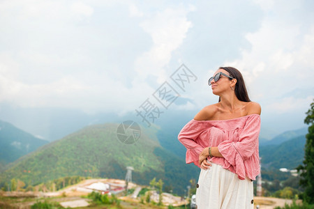 RozaKhutor美丽快乐的年轻女子在雾中山上过暑假时快乐的年轻女士全景观聚胺图片
