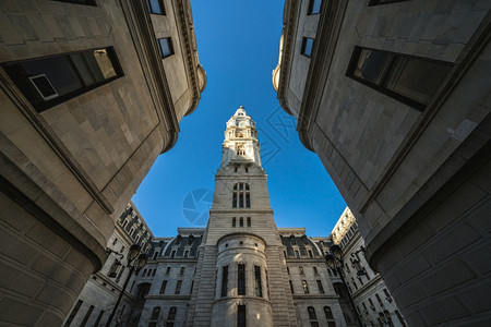 费城市政厅的奇特角度其历史建筑覆盖蓝色天空背景宾夕法尼亚州美国或利坚合众建筑和旅行游概念在建筑和方面曼谷景观老的图片