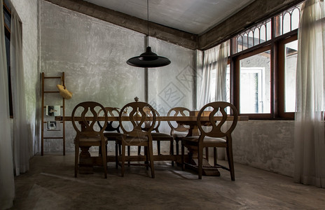 经典的帽子泰国清迈20年9月7日泰国清迈Wooden餐桌和椅子厅用旧木制梯子设计了老式木梯子的餐桌和椅Wooden窗户和传统房屋图片