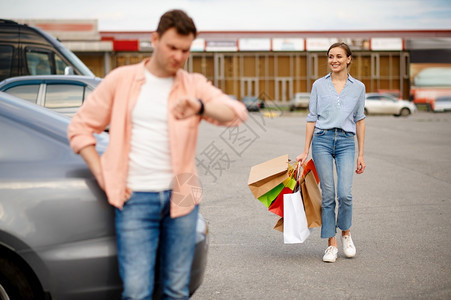 食物为了男人丈夫在超市汽车停场等妻子快乐的顾客在购物中心附近买东西有车背景家庭伴侣在市场丈夫超停车场等妻子幸福的顾客在超市停车场图片