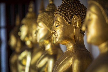 硅在WatPhraSiRattanaMaha的许多雕像也被称为WatYai是一座佛教寺庙这是泰国Phitsanulok的主要旅游图片
