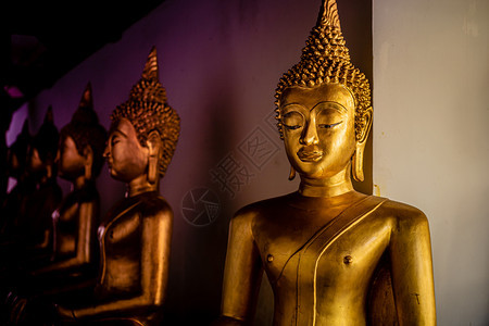 帕精神金子在WatPhraSiRattanaMaha的许多雕像也被称为WatYai是一座佛教寺庙这是泰国Phitsanulok的图片