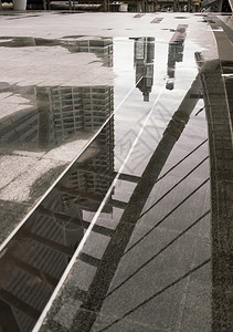 建筑学平台场景桥架结构建筑物和天空在通向钟农西天体火车站的行道上积满雨水的云层上方反光照片映的桥梁结构建筑物和天空图片